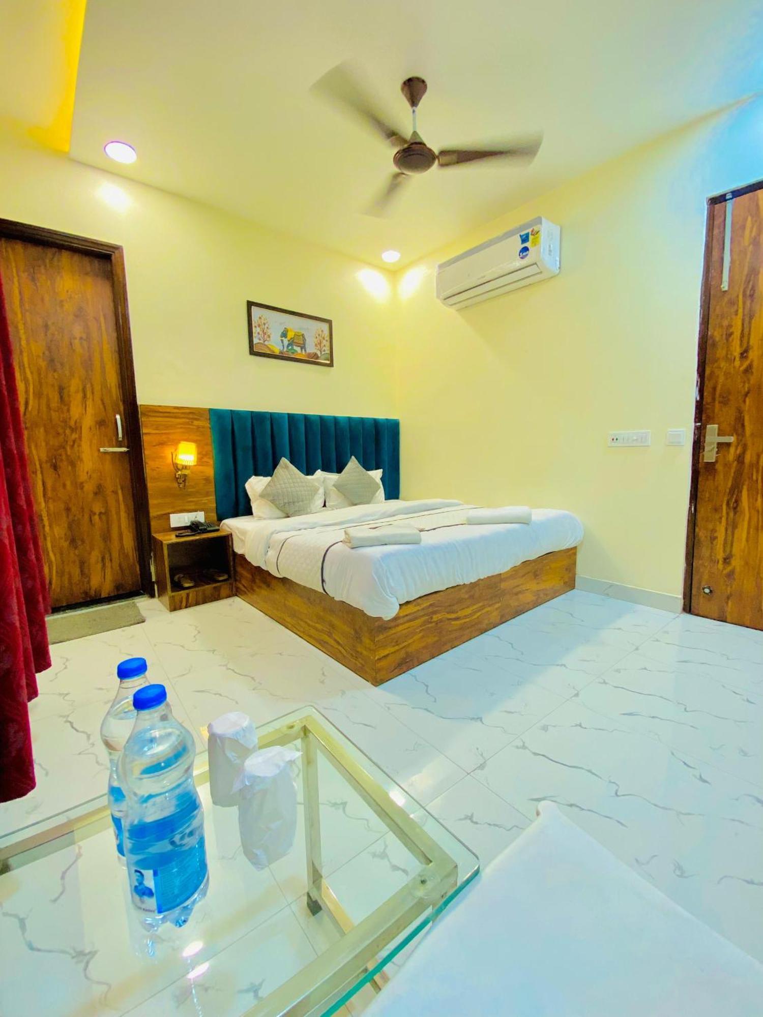 Hotel Holiday First 300 Meter From Golden Temple Amritsar Eksteriør bilde