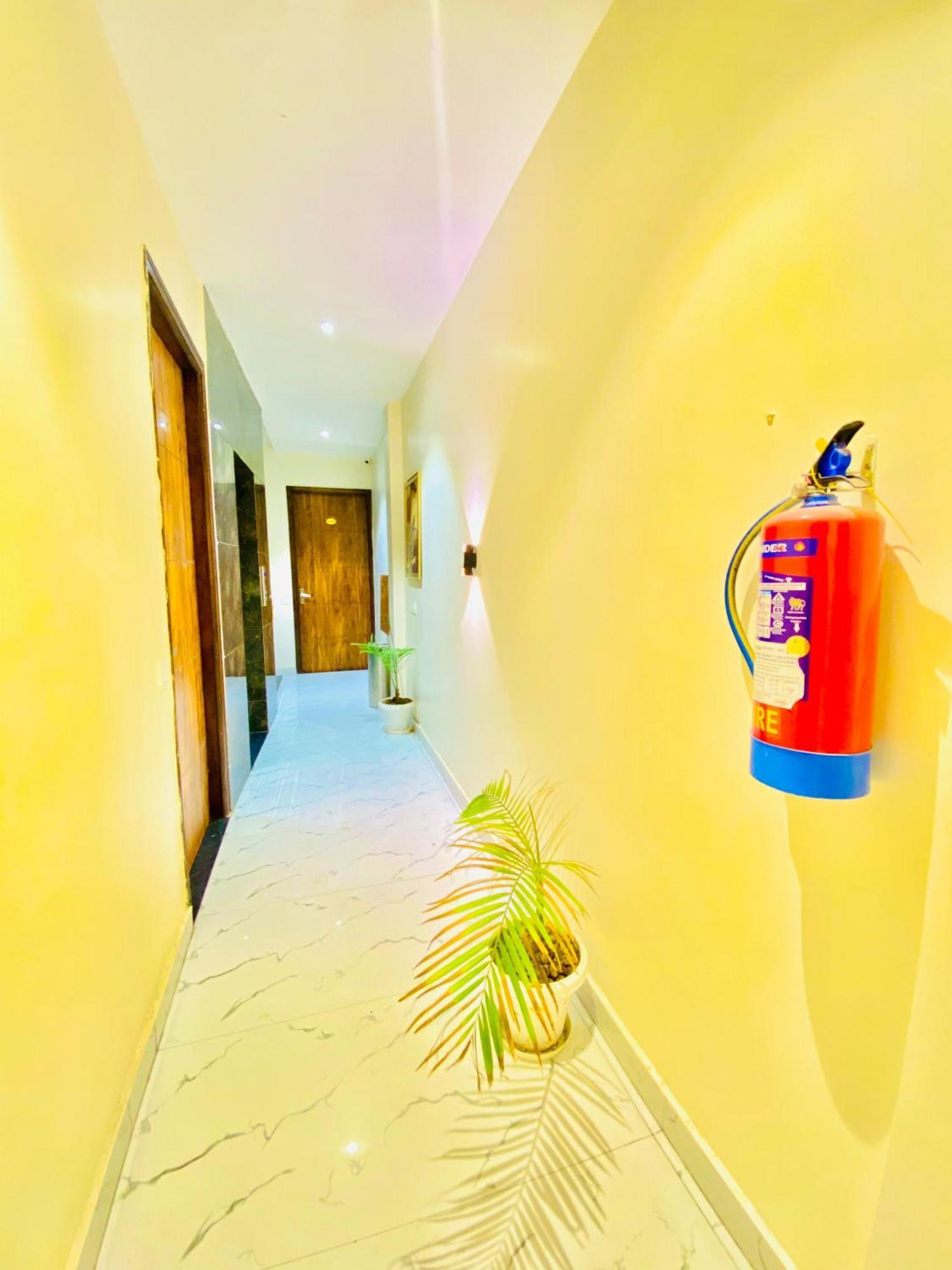 Hotel Holiday First 300 Meter From Golden Temple Amritsar Eksteriør bilde