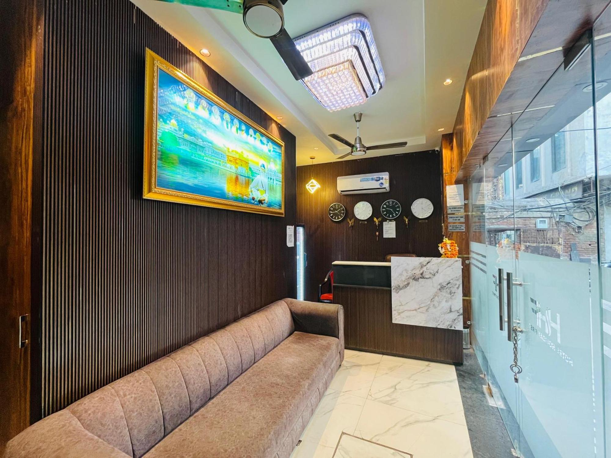 Hotel Holiday First 300 Meter From Golden Temple Amritsar Eksteriør bilde